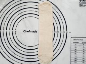 翻面后分别从1/3之处往左右方向折叠，并压紧收口。