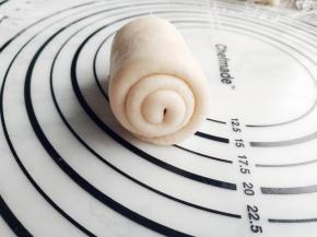 从上至下卷起，卷成一个约2.5圈的卷。