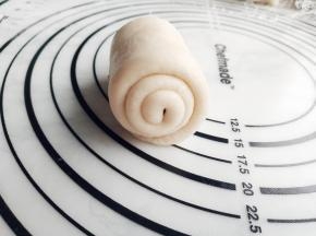 从上至下卷起，卷成一个约2.5圈的卷。