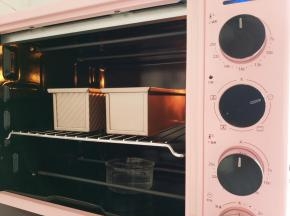 送入烤箱，开启发酵模式，进行第二次发酵。