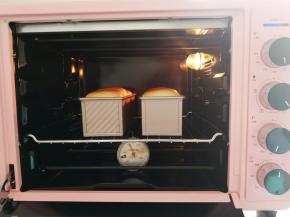 发酵完成后，表面刷上蛋液，送入预热好的烤箱，中下层上下火180度烤20分钟，再转165度烤10分钟左右，上色后要及时加盖锡纸。