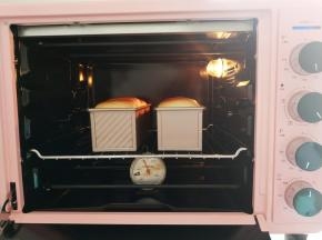 发酵完成后，表面刷上蛋液，送入预热好的烤箱，中下层上下火180度烤20分钟，再转165度烤10分钟左右，上色后要及时加盖锡纸。