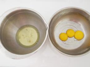 蛋黄和蛋清分离，蛋白放入无水无油的盆子中
