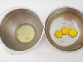 蛋黄和蛋清分离，蛋白放入无水无油的盆子中