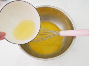 蛋黄打散后加入玉米油，充分搅拌均匀