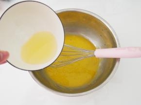 蛋黄打散后加入玉米油，充分搅拌均匀