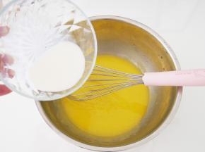 加入牛奶，充分搅拌均匀