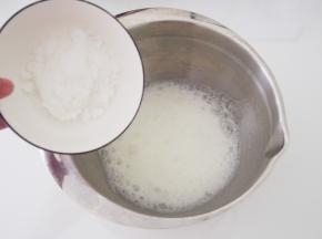 蛋白中加入几滴柠檬汁，打发出鱼眼泡加入三分之一糖
