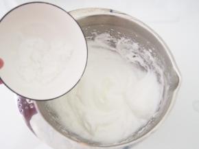 打发出现纹路加第二次糖，继续打发至纹路明显加入第三次糖，打至湿性发泡即可