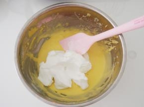 取三分之一的蛋白加入蛋黄糊中，切拌均匀