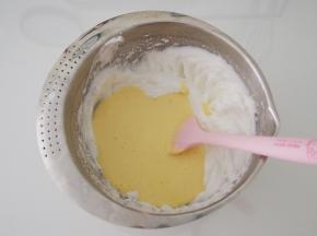 将蛋黄糊倒入剩余的蛋白中，搅拌均匀