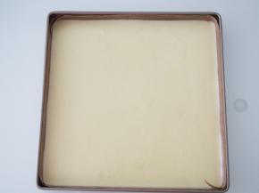 烤盘中铺上高温油布，将面糊倒入后用刮板刮平，在桌上震两下震出气泡，烤箱预热至150度