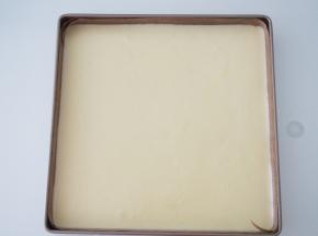 烤盘中铺上高温油布，将面糊倒入后用刮板刮平，在桌上震两下震出气泡，烤箱预热至150度