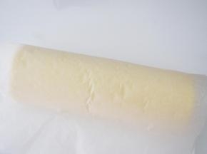 借助擀面杖将蛋糕片卷起，放入冰箱冷藏定型后取出装饰和切片即可