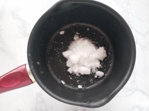 先来熬煮焦糖，在不沾的厚底奶锅中加入细砂糖。