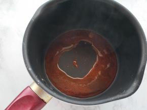 中火加热，用木勺搅拌至糖浆，改为小火，继续煮至锅中糖液呈茶色，迅速倒入热水搅拌成焦糖液。