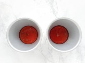 将熬好的焦糖先倒入布丁模具中，等待凝固。