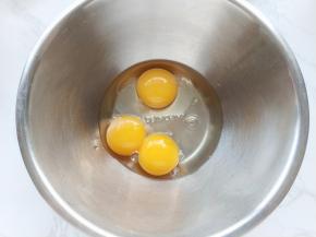 再来做布丁液。将鸡蛋和蛋黄打入盆中。