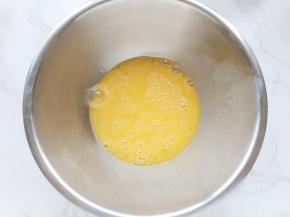 用手动打蛋器轻轻打散，再左右来回搅打均匀。