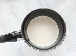 将牛奶、淡奶油和细砂糖放入锅中，加热至糖融化。