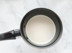 将牛奶、淡奶油和细砂糖放入锅中，加热至糖融化。