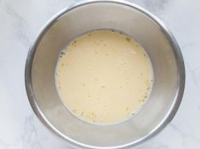 奶液凉至40度左右时，倒入蛋液中，轻轻拌匀。