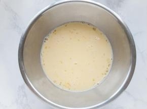 奶液凉至40度左右时，倒入蛋液中，轻轻拌匀。