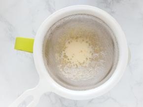 将混合好的液体过筛2次。