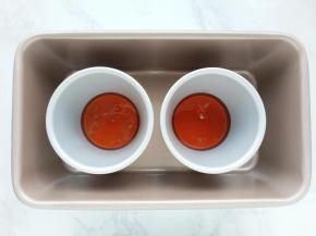 准备一个深一点的烤盘，将布丁模具放入其中。