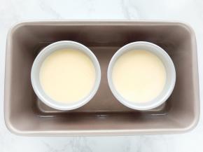 将布丁液倒入杯中。用勺子撇去表面的气泡。