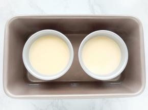 将布丁液倒入杯中。用勺子撇去表面的气泡。