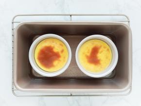 烤完后取出，冷却后放入冰箱冷藏一晚再脱模。