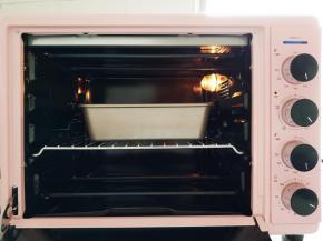 在烤盘中注入50度左右的温水，高度在1.5厘米左右即可，将烤盘送入预热好的烤箱，中下层上下火145度烤55分钟左右。