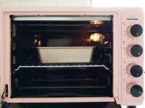 在烤盘中注入50度左右的温水，高度在1.5厘米左右即可，将烤盘送入预热好的烤箱，中下层上下火145度烤55分钟左右。