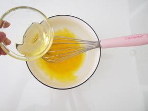 蛋黄和蛋清分离，蛋黄打散后加入玉米油，充分搅拌均匀