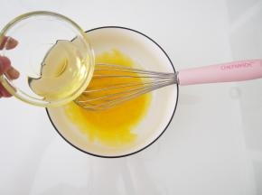 蛋黄和蛋清分离，蛋黄打散后加入玉米油，充分搅拌均匀