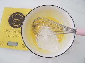 筛入低筋面粉，切拌至无面粉颗粒，盖上保鲜膜放置一旁备用