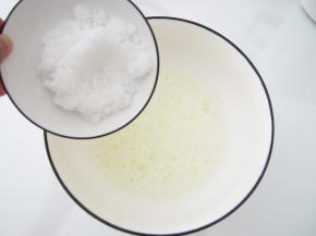 蛋白中加入几滴柠檬汁（不加也可以），打发出鱼眼泡加入三分之一糖