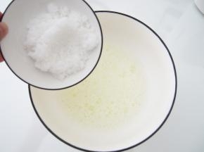 蛋白中加入几滴柠檬汁（不加也可以），打发出鱼眼泡加入三分之一糖