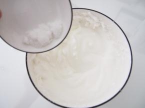 打发出现纹路加第二次糖，继续打发至纹路明显加入第三次糖，打至干性发泡