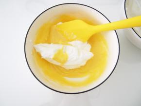 取三分之一的蛋白加入蛋黄糊中，切拌均匀