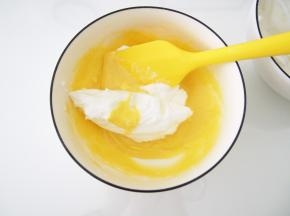 取三分之一的蛋白加入蛋黄糊中，切拌均匀