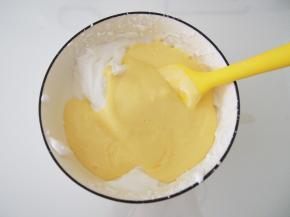 将蛋黄糊倒入剩余的蛋白中，搅拌均匀