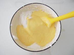 将蛋黄糊倒入剩余的蛋白中，搅拌均匀