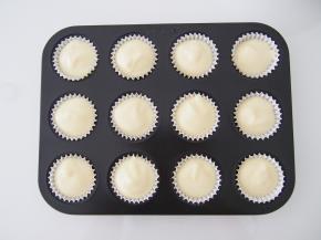 迷你玛芬模中放入高温纸杯，将面糊倒入