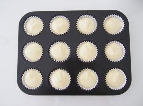 迷你玛芬模中放入高温纸杯，将面糊倒入