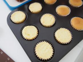 烤好的蛋糕晾凉后，将表面切平整