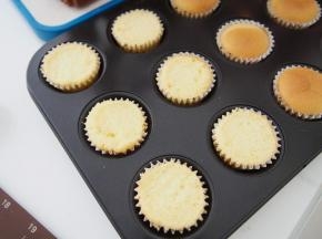 烤好的蛋糕晾凉后，将表面切平整