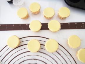 翻糖用黄色色素调成黄色，擀成薄片后用模具压出与纸杯大小一致的圆形，刷一层糖浆或者奶油霜固定在蛋糕表面