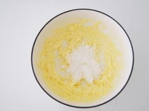 黄油切成小块，室温软化后加入细砂糖，打发至颜色发白